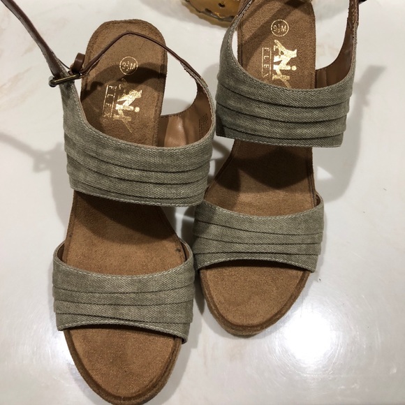 Fabric Wedges, never worn - Picture 1 of 2